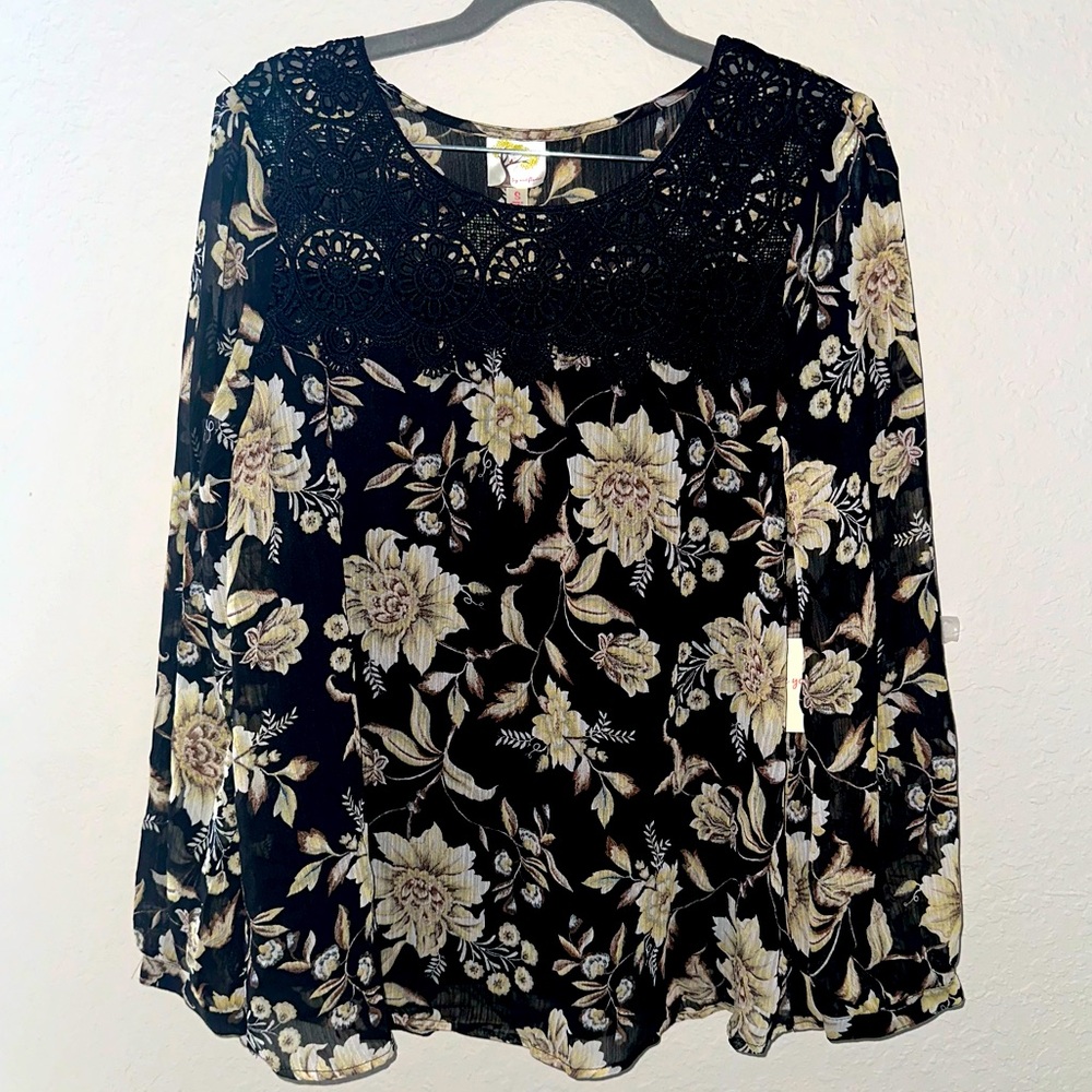 New Fig and Flower Women’s Long Sleeve Floral Round Neck Blouse Various Sizes